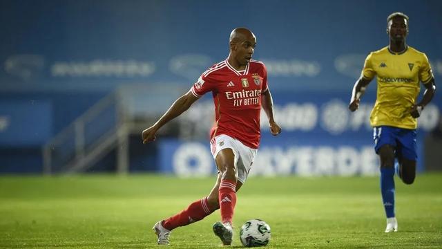 风云突变葡萄牙体育今晚防线松动上海海港赛前战术微调，这一次真的转会期新疆广汇造点机会的简单介绍